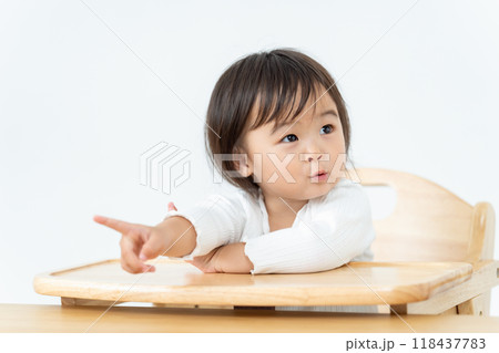 女の子　ベビーチェア　ご機嫌 118437783