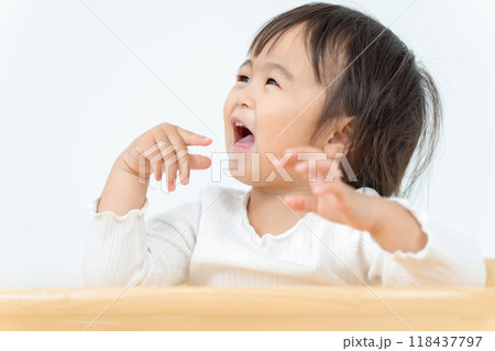 女の子　ベビーチェア　ご機嫌 118437797