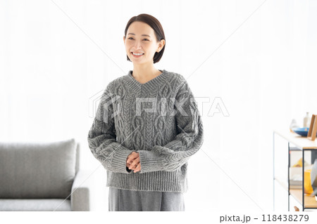 リビングで伸びをする女性 リビングで伸びをする女性 118438279