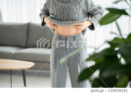 お腹を触る女性 ダイエット 手元 お腹を触る女性 ダイエット 手元 118438291
