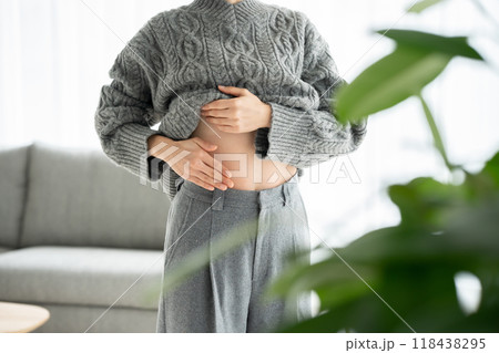 お腹を触る女性　ダイエット　手元 118438295