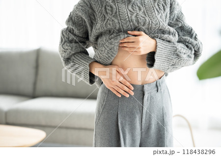 お腹を触る女性　ダイエット　手元 118438296