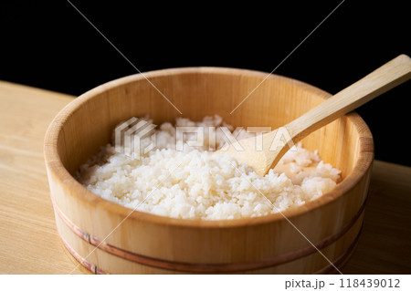 飯台で混ぜ合わせた酢飯 飯台で混ぜ合わせた酢飯 118439012