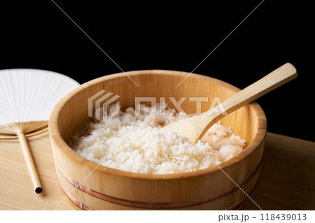 飯台で混ぜ合わせた酢飯 飯台で混ぜ合わせた酢飯 118439013