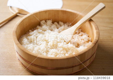 飯台で混ぜ合わせた酢飯 飯台で混ぜ合わせた酢飯 118439018