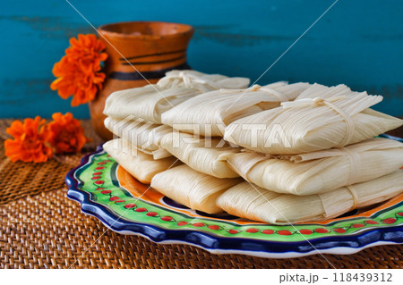 メキシコ料理　タマレスとアトーレ　死者の日のイメージで 118439312