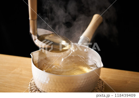 鍋で温めた出汁 鍋で温めた出汁 118439409