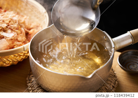 鍋で温めた出汁 鍋で温めた出汁 118439412