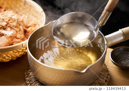 鍋で温めた出汁 118439413