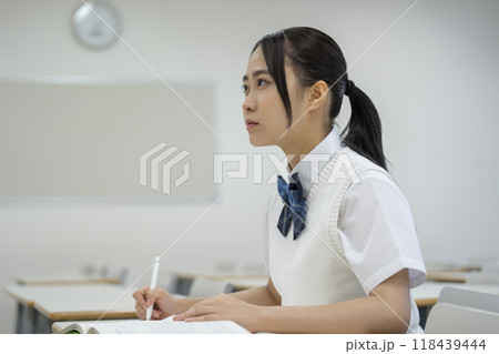勉強する女子高校生の横顔　撮影協力：有明教育芸術短期大学 118439444