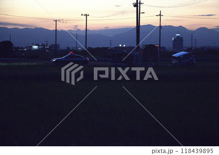 黄昏時の農道での交通事故 黄昏時の農道での交通事故 118439895