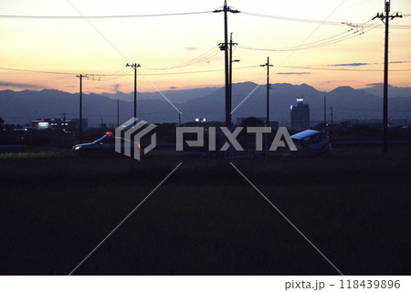 黄昏時の農道での交通事故 118439896