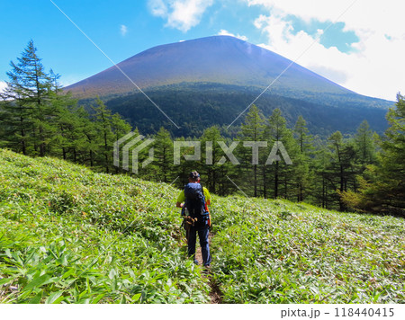 長野県群馬県の県境にある火山の浅間山の外輪山を歩く男性登山者の後姿 長野県群馬県の県境にある火山の浅間山の外輪山を歩く男性登山者の後姿 118440415