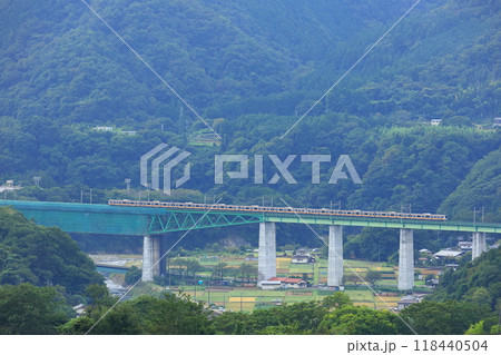 鳥沢橋梁を渡るE233系 118440504