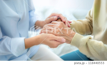 手を取り合う人　介護福祉 118440553