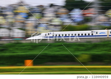 三角屋根のカラフルな住宅街と新幹線 118440959