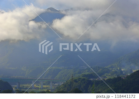 雲の纏う山々と鳥沢橋梁を渡る中央本線 118441172