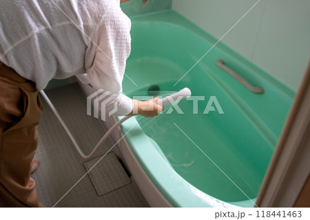 おうちの風呂掃除をする主婦 118441463