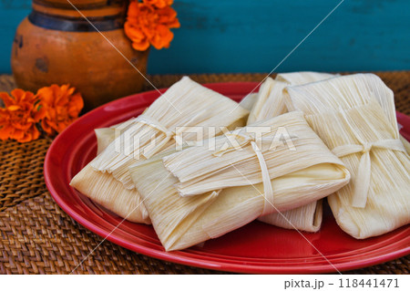 メキシコ料理　タマレスとアトーレ　死者の日のイメージで 118441471