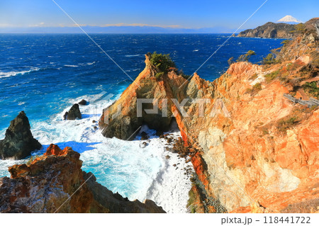 【静岡県】西日を浴びる黄金崎と富士山 118441722