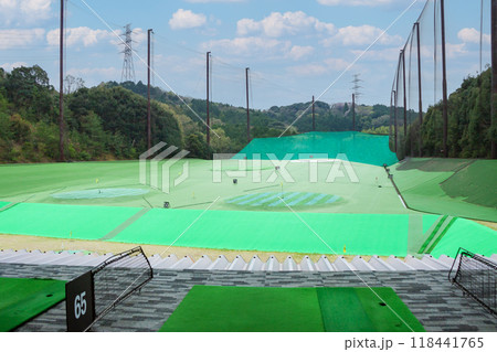 山の中にあるゴルフ練習場 118441765