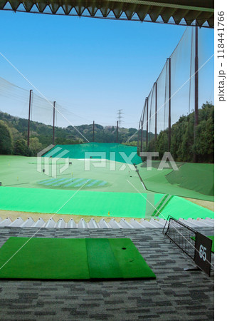 山の中にあるゴルフ練習場 山の中にあるゴルフ練習場 118441766