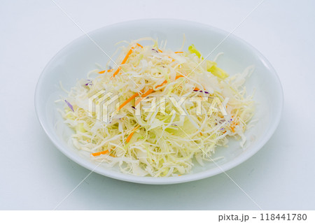 お皿に盛られたカット野菜 お皿に盛られたカット野菜 118441780