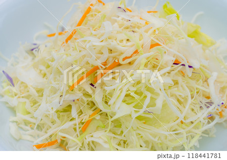 お皿に盛られたカット野菜　 118441781