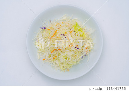 お皿に盛られたカット野菜　 118441786
