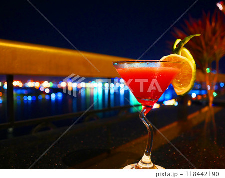 ルーフトップバーのカクテル 118442190