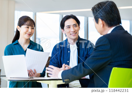 相談するミドルの夫婦　撮影協力：学校法人電波学園　東京電子専門学校 118442231