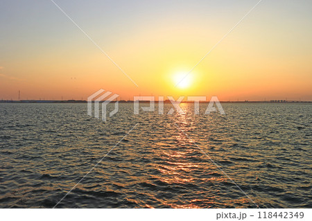 愛知県名古屋市、藤前干潟に沈む夕日の風景 118442349