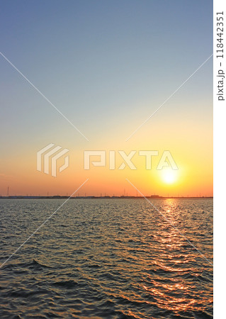 愛知県名古屋市、藤前干潟に沈む夕日の風景 118442351