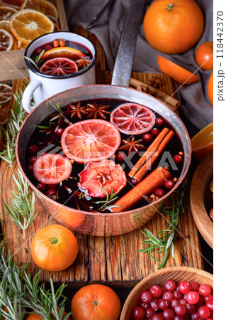Copper pot of mulled wine Copper pot of mulled wine 118442370