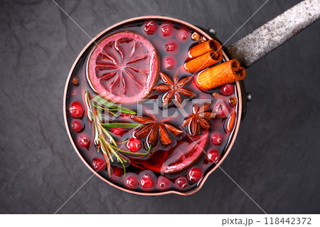 Copper pot with red mulled wine with slices of orange 118442372