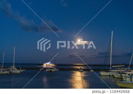 【静岡県】中秋の名月と熱海港に入港する観光船 118442688