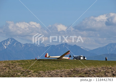 霧ヶ峰の飛行場で離陸を待つグライダと南アルプスの山並み 118442763