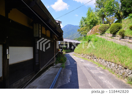 古い町並みが再現された妻籠宿 118442820