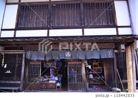 古い町並みが再現された妻籠宿 118442835