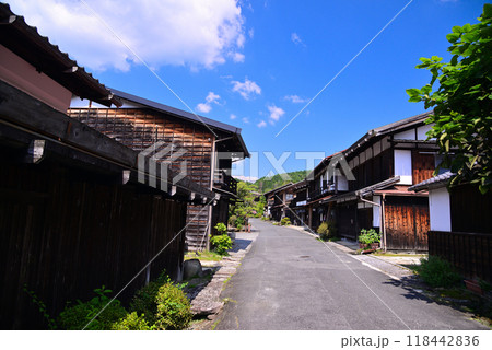 古い町並みが再現された妻籠宿 118442836