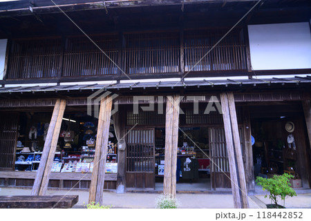 古い町並みが再現された妻籠宿 118442852