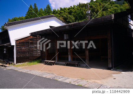 古い町並みが再現された妻籠宿 118442909