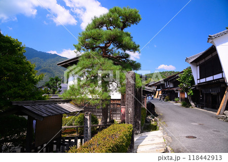 古い町並みが再現された妻籠宿 118442913