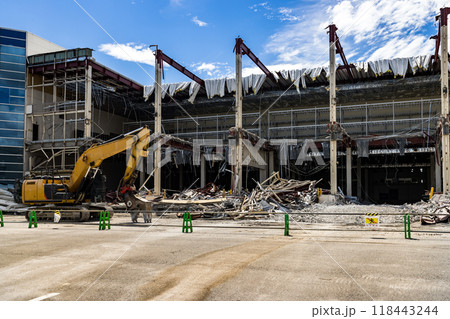 解体工事現場 重機バックホー 解体工事現場 重機バックホー 118443244