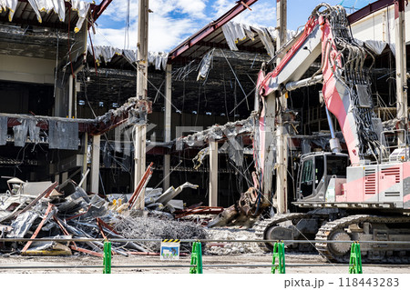 解体工事現場 重機バックホー 解体工事現場 重機バックホー 118443283