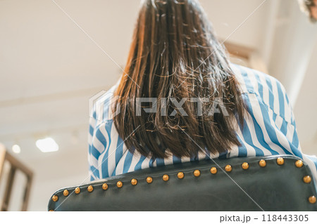 美容院に来店されたロングヘアの若い女性の後ろ姿 118443305