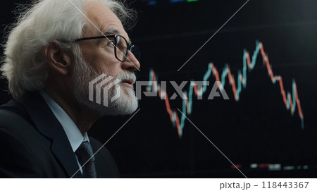 株価暴落を分析する心配そうなビジネスマン 118443367