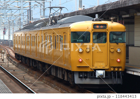 三原駅に停車中の山陽本線115系電車（岡山⇔三原） 118443413