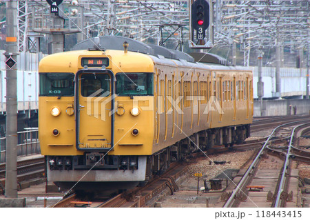三原駅に到着する山陽本線115系電車(K編成) 三原駅に到着する山陽本線115系電車(K編成) 118443415