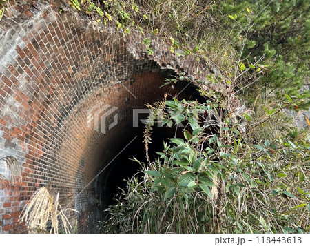 東海道線旧石部隧道の崩壊した坑口 118443613